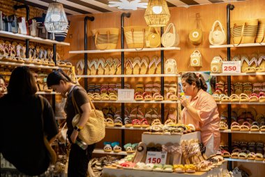 Jodd Fair 'in görüşü, müşteriler ve turistler için Tayland sokak yiyecekleri ve hediyelik eşyalar satan en popüler gece marketlerinden biri. Bangkok, Tayland. - 13 Kasım 2024.