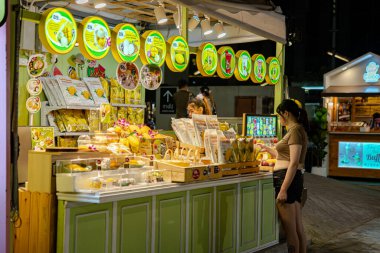 Jodd Fair 'in görüşü, müşteriler ve turistler için Tayland sokak yiyecekleri ve hediyelik eşyalar satan en popüler gece marketlerinden biri. Bangkok, Tayland. - 13 Kasım 2024.