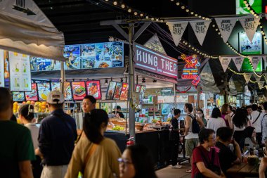 Jodd Fair 'in görüşü, müşteriler ve turistler için Tayland sokak yiyecekleri ve hediyelik eşyalar satan en popüler gece marketlerinden biri. Bangkok, Tayland. - 13 Kasım 2024.