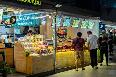 Jodd Fair 'in görüşü, müşteriler ve turistler için Tayland sokak yiyecekleri ve hediyelik eşyalar satan en popüler gece marketlerinden biri. Bangkok, Tayland. - 13 Kasım 2024.