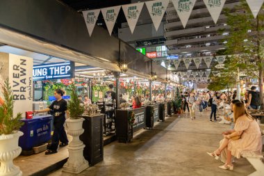 Jodd Fair 'in görüşü, müşteriler ve turistler için Tayland sokak yiyecekleri ve hediyelik eşyalar satan en popüler gece marketlerinden biri. Bangkok, Tayland. - 13 Kasım 2024.