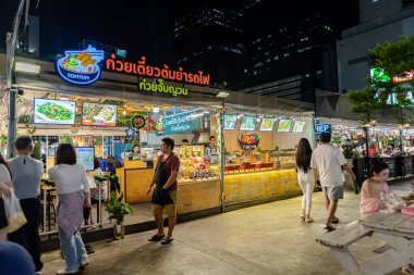 Jodd Fair 'in görüşü, müşteriler ve turistler için Tayland sokak yiyecekleri ve hediyelik eşyalar satan en popüler gece marketlerinden biri. Bangkok, Tayland. - 13 Kasım 2024.
