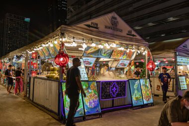 Jodd Fair 'in görüşü, müşteriler ve turistler için Tayland sokak yiyecekleri ve hediyelik eşyalar satan en popüler gece marketlerinden biri. Bangkok, Tayland. - 13 Kasım 2024.