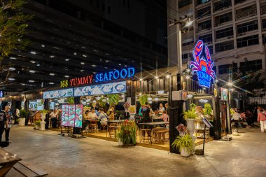 Jodd Fair 'in görüşü, müşteriler ve turistler için Tayland sokak yiyecekleri ve hediyelik eşyalar satan en popüler gece marketlerinden biri. Bangkok, Tayland. - 13 Kasım 2024.