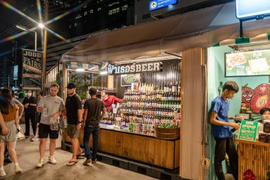 Jodd Fair 'in görüşü, müşteriler ve turistler için Tayland sokak yiyecekleri ve hediyelik eşyalar satan en popüler gece marketlerinden biri. Bangkok, Tayland. - 13 Kasım 2024.