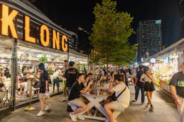 Jodd Fair 'in görüşü, müşteriler ve turistler için Tayland sokak yiyecekleri ve hediyelik eşyalar satan en popüler gece marketlerinden biri. Bangkok, Tayland. - 13 Kasım 2024.