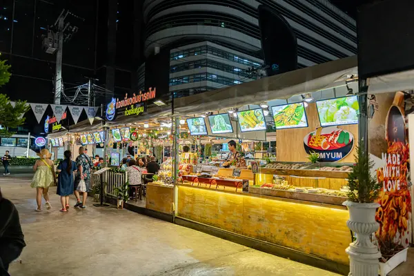 Jodd Fair 'in görüşü, müşteriler ve turistler için Tayland sokak yiyecekleri ve hediyelik eşyalar satan en popüler gece marketlerinden biri. Bangkok, Tayland. - 13 Kasım 2024.