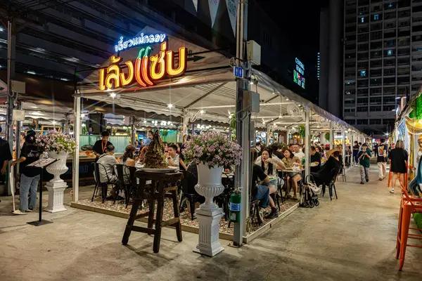 Jodd Fair 'in görüşü, müşteriler ve turistler için Tayland sokak yiyecekleri ve hediyelik eşyalar satan en popüler gece marketlerinden biri. Bangkok, Tayland. - 13 Kasım 2024.