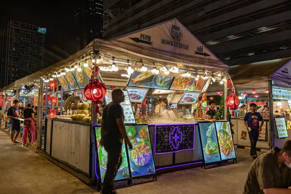 Jodd Fair 'in görüşü, müşteriler ve turistler için Tayland sokak yiyecekleri ve hediyelik eşyalar satan en popüler gece marketlerinden biri. Bangkok, Tayland. - 13 Kasım 2024.