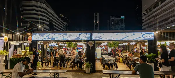 Jodd Fair 'in görüşü, müşteriler ve turistler için Tayland sokak yiyecekleri ve hediyelik eşyalar satan en popüler gece marketlerinden biri. Bangkok, Tayland. - 13 Kasım 2024.