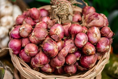 Marketteki doğal hasır sepetin içinde arpacık soğanı yakın çekim. Shallot sağlıklı yiyeceklerin hammaddesidir..