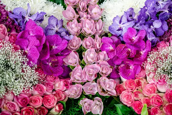 Arka plan dokusu olarak farklı renk stillerinde güzel çiçekler, seçici odak