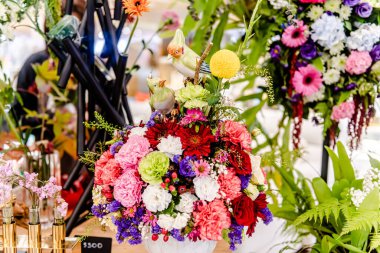 Güzel çiçek süslemeleri, çiçek arka planı, düğün dekorasyonu, gül deseni, renkli arka plan, bir demet çiçek..