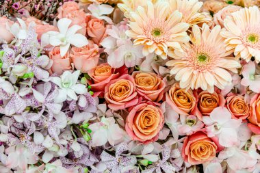 Güzel çiçek süslemeleri, çiçek arka planı, düğün dekorasyonu, gül deseni, renkli arka plan, bir demet çiçek.