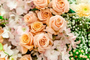 Güzel çiçek süslemeleri, çiçek arka planı, düğün dekorasyonu, gül deseni, renkli arka plan, bir demet çiçek.