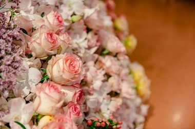 Güzel çiçek süslemeleri, çiçek arka planı, düğün dekorasyonu, gül deseni, renkli arka plan, bir demet çiçek.