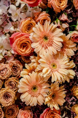 Güzel çiçek süslemeleri, çiçek arka planı, düğün dekorasyonu, gül deseni, renkli arka plan, bir demet çiçek.