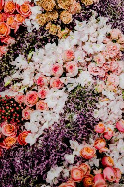 Güzel çiçek süslemeleri, çiçek arka planı, düğün dekorasyonu, gül deseni, renkli arka plan, bir demet çiçek.