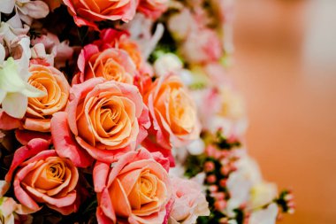 Güzel çiçek süslemeleri, çiçek arka planı, düğün dekorasyonu, gül deseni, renkli arka plan, bir demet çiçek.