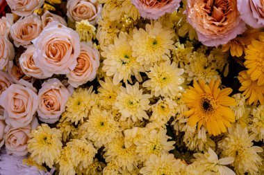 Güzel çiçek süslemeleri, çiçek arka planı, düğün dekorasyonu, gül deseni, renkli arka plan, bir demet çiçek.