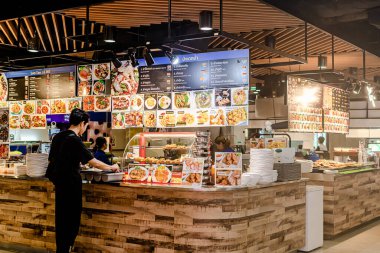 Bangkok, Tayland. - 1 Kasım 2024: MIXT Chatuchak alışveriş merkezindeki turistler ve yerel halk için gıda köşe servisi.
