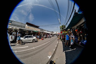 Bangkok, Tayland. - 3 Kasım 2024: Chatuchak Hafta Sonu Marketi 'nde kapalı ve açık hava manzaralı farklı dükkanlarda elbise, kaynak makinesi ve diğerleri satılıyor. Fotoğraf: Fisheye lens.