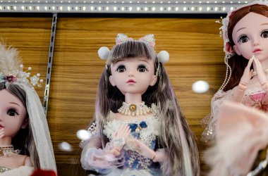 Bangkok, Tayland. - 3 Kasım 2024: MIXT Chatuchak alışveriş merkezinin farklı dükkanları yiyecek, eşya, hediyelik eşya ve oyun makineleri satan iç mekanı.