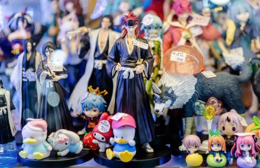 Bangkok, Tayland. - 3 Kasım 2024: MIXT Chatuchak alışveriş merkezinin farklı dükkanları yiyecek, eşya, hediyelik eşya ve oyun makineleri satan iç mekanı.