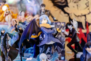 Bangkok, Tayland. - 3 Kasım 2024: MIXT Chatuchak alışveriş merkezinin farklı dükkanları yiyecek, eşya, hediyelik eşya ve oyun makineleri satan iç mekanı.