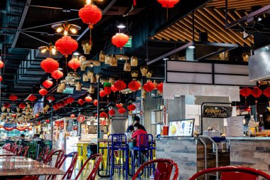 Bangkok, Tayland. - 3 Kasım 2024: MIXT Chatuchak alışveriş merkezinin farklı dükkanları yiyecek, eşya, hediyelik eşya ve oyun makineleri satan iç mekanı.