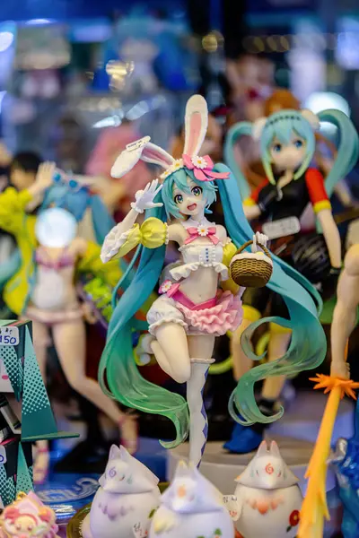 Bangkok, Tayland. - 3 Kasım 2024: MIXT Chatuchak alışveriş merkezinin farklı dükkanları yiyecek, eşya, hediyelik eşya ve oyun makineleri satan iç mekanı.