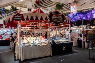 Bangkok, Tayland. - 30 Ekim 2024: Bangkapi bölgesindeki M Lifestyle alışveriş merkezinde turist ve ziyaretçiler için besleyecek beyaz keçimiz var..