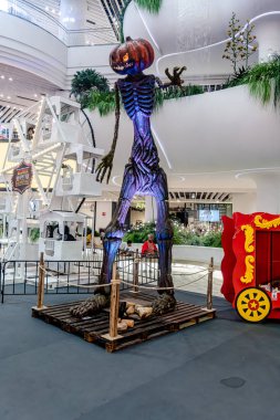 Bangkok, Tayland. - 30 Ekim 2024: Bangkapi bölgesindeki M Lifestyle alışveriş merkezinde turist ve ziyaretçiler için besleyecek beyaz keçimiz var..