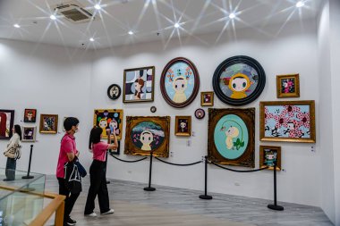 Bangkok, Tayland. 30 Ekim 2024: Bangkok 'un göbeğindeki alışveriş merkezinin iç manzarası, alışveriş merkezleri, öğrenciler ve dinlenme yerleri.