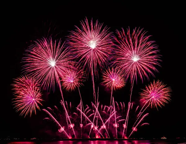 Güzel havai fişekler, Tayland 'ın Pattaya şehrinde havai fişek gösterisi. İzole edilmiş siyah arka planda. Boş alanı olan soyut renkli havai fişek arkaplanı.