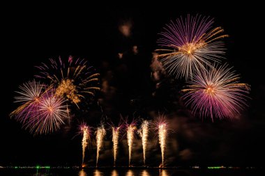 Güzel havai fişekler, Tayland 'ın Pattaya şehrinde havai fişek gösterisi. İzole edilmiş siyah arka planda. Boş alanı olan soyut renkli havai fişek arkaplanı.