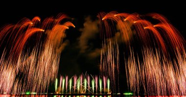 Güzel havai fişekler, Tayland 'ın Pattaya şehrinde havai fişek gösterisi. İzole edilmiş siyah arka planda. Boş alanı olan soyut renkli havai fişek arkaplanı.