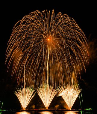 Güzel havai fişekler, Tayland 'ın Pattaya şehrinde havai fişek gösterisi. İzole edilmiş siyah arka planda. Boş alanı olan soyut renkli havai fişek arkaplanı.