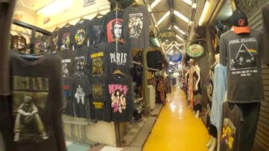 Bangkok, Tayland 12 Aralık 2024: Chatuchak Haftasonu Pazarı 'nda gıda tezgahları. Her türlü yiyecek, giyecek için hediyelik eşya satıyorum..