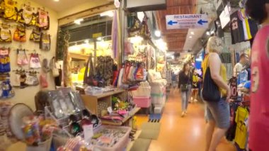 Bangkok, Tayland 12 Aralık 2024: Chatuchak Haftasonu Pazarı 'nda gıda tezgahları. Her türlü yiyecek, giyecek için hediyelik eşya satıyorum..