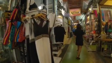 Bangkok, Tayland 12 Aralık 2024: Chatuchak Haftasonu Pazarı 'nda gıda tezgahları. Her türlü yiyecek, giyecek için hediyelik eşya satıyorum..