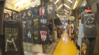 Bangkok, Tayland 12 Aralık 2024: Chatuchak Haftasonu Pazarı 'nda gıda tezgahları. Her türlü yiyecek, giyecek için hediyelik eşya satıyorum..