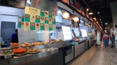 Bangkok, Tayland. * 12 Aralık 2024: MIXT Chatuchak 'ta oyuncaklar, hediyelik eşyalar, yiyecekler, giysiler ve diğerleri müşteriler ve turistler için satılıyor.