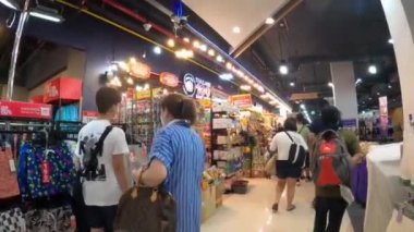 Bangkok, Tayland. * 12 Aralık 2024: MIXT Chatuchak 'ta oyuncaklar, hediyelik eşyalar, yiyecekler, giysiler ve diğerleri müşteriler ve turistler için satılıyor.