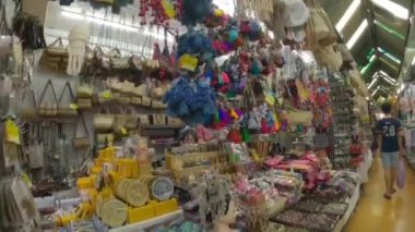 Bangkok, Tayland 12 Aralık 2024: Chatuchak Haftasonu Pazarı 'nda gıda tezgahları. Her türlü yiyecek, giyecek için hediyelik eşya satıyorum..