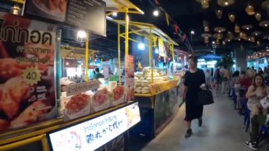 Bangkok, Tayland. * 12 Aralık 2024: MIXT Chatuchak 'ta oyuncaklar, hediyelik eşyalar, yiyecekler, giysiler ve diğerleri müşteriler ve turistler için satılıyor.