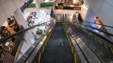 Bangkok, Tayland. * 12 Aralık 2024: MIXT Chatuchak 'ta oyuncaklar, hediyelik eşyalar, yiyecekler, giysiler ve diğerleri müşteriler ve turistler için satılıyor.