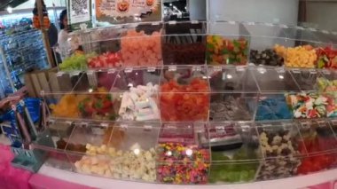 Bangkok, Tayland. * 12 Aralık 2024: MIXT Chatuchak 'ta oyuncaklar, hediyelik eşyalar, yiyecekler, giysiler ve diğerleri müşteriler ve turistler için satılıyor.