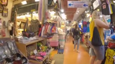Bangkok, Tayland 12 Aralık 2024: Chatuchak Haftasonu Pazarı 'nda gıda tezgahları. Her türlü yiyecek, giyecek için hediyelik eşya satıyorum..