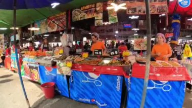 Bangkok, Tayland 12 Aralık 2024: Chatuchak Haftasonu Pazarı 'nda gıda tezgahları. Her türlü yiyecek, giyecek için hediyelik eşya satıyorum..